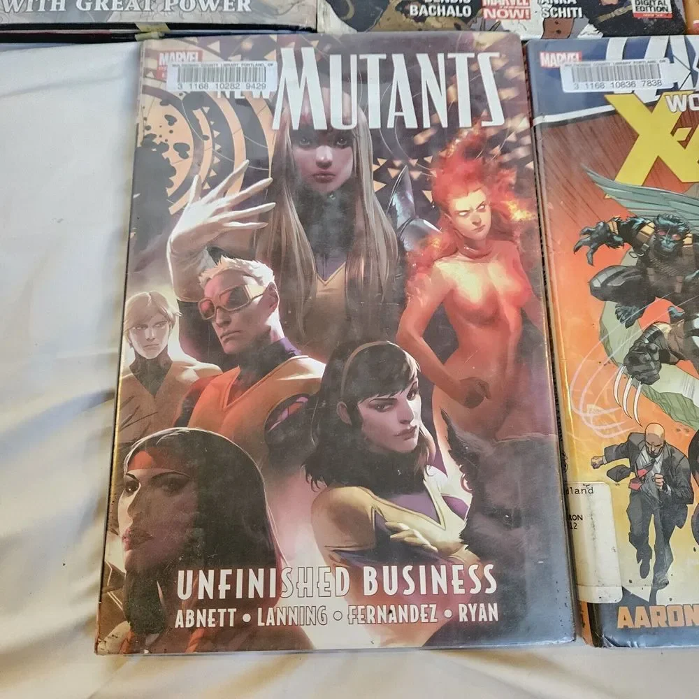 Marvel Comics Wolverine X-men Mutants 5‎ Hardcover Books Bendis Bachalo
